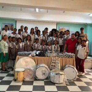 “Banda Latina” recibe nuevos instrumentos para fortalecer su talento musical