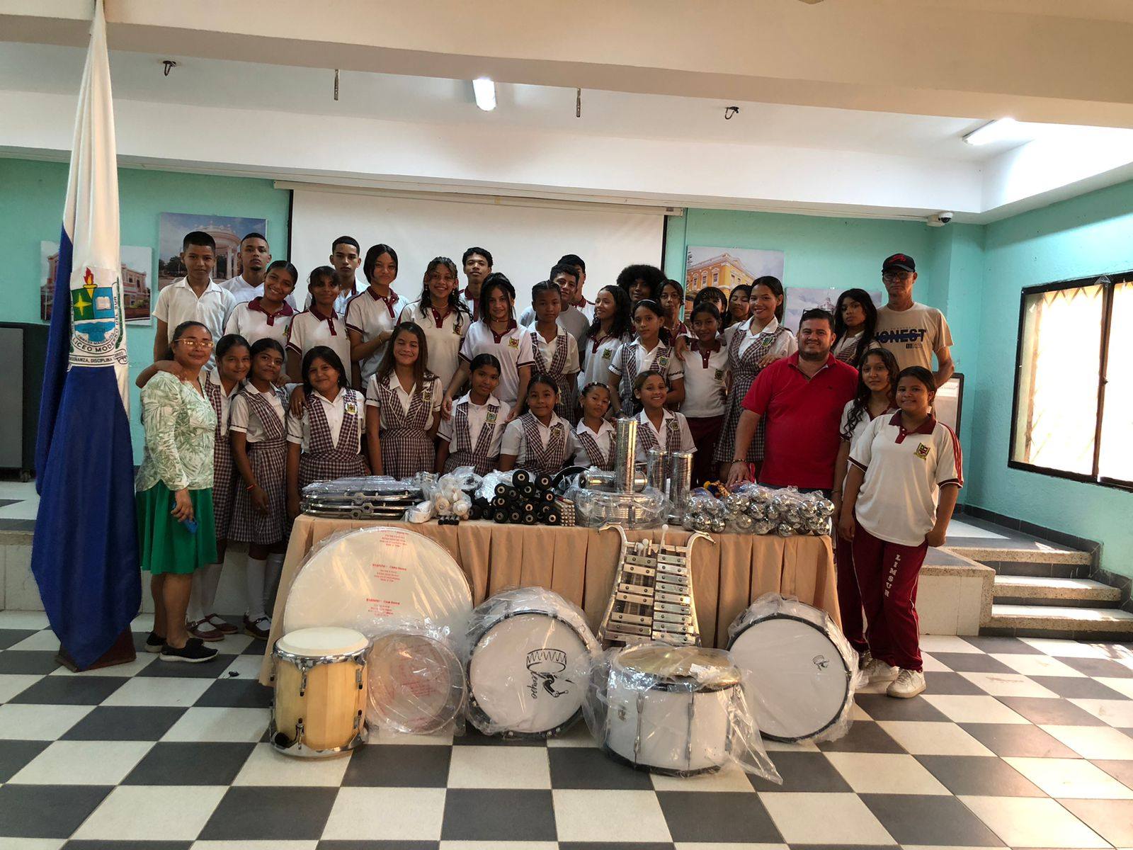 “Banda Latina” recibe nuevos instrumentos para fortalecer su talento musical